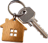 Металлический ключ на брелоке с деревянной ключницей в форме домика с четырьмя вырезами для окон — идеальный вариант для владельцев каркасных домов в Дубне или тех, кто любит дома из бруса.